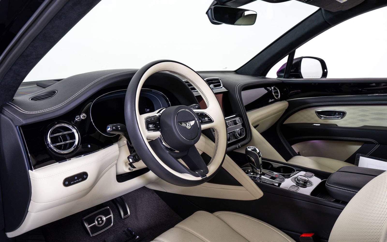 Used 2025 Bentley Bentayga AWD/4WD image 14