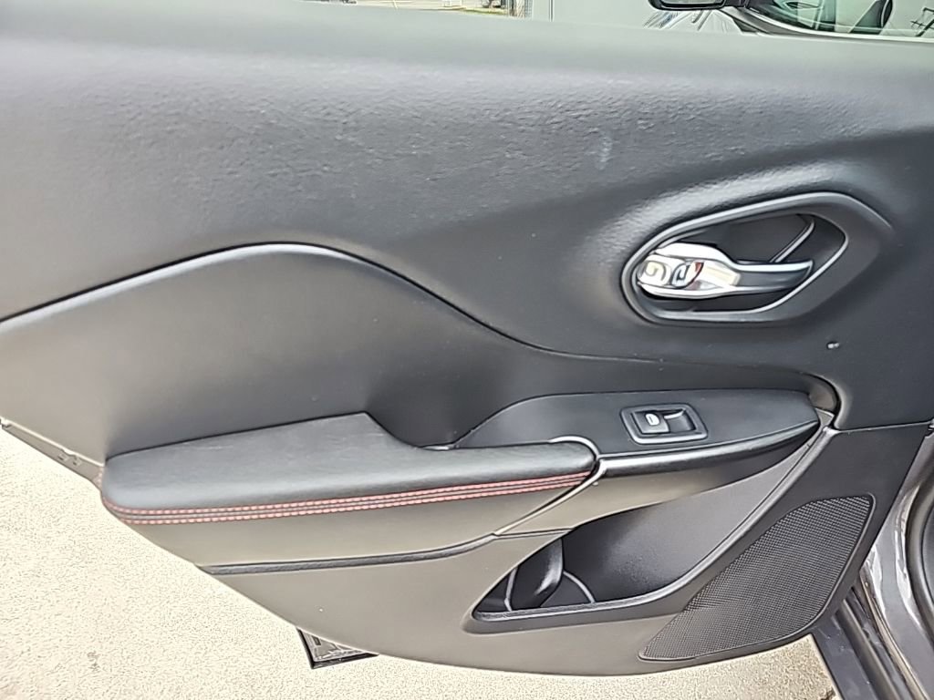 Used 2019 Jeep Cherokee Trailhawk image 20