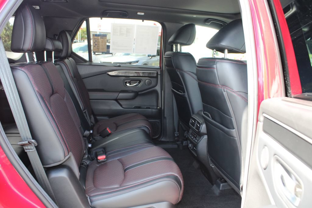 Certified 2025 Honda Pilot Black Edition image 13