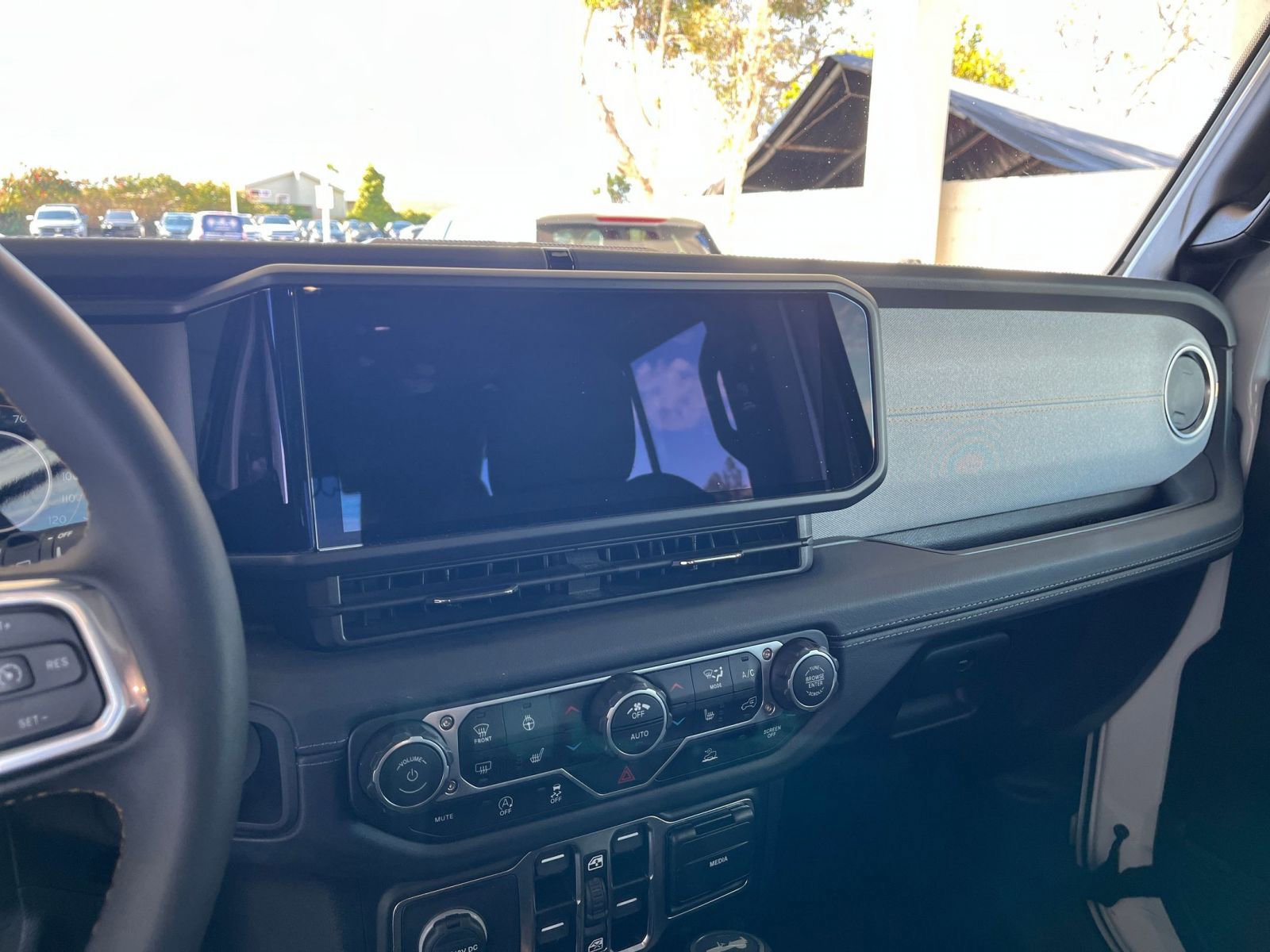 Used 2025 Jeep Wrangler Sahara image 18