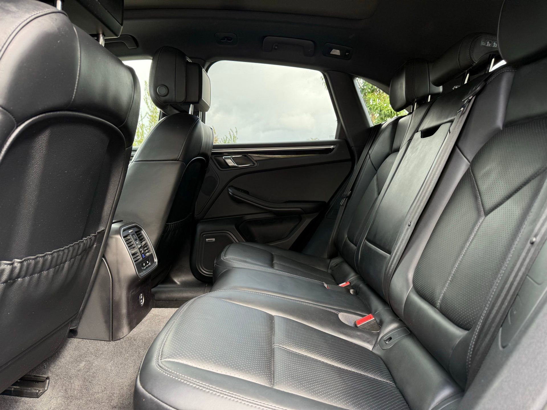 Certified 2024 Porsche Macan image 30