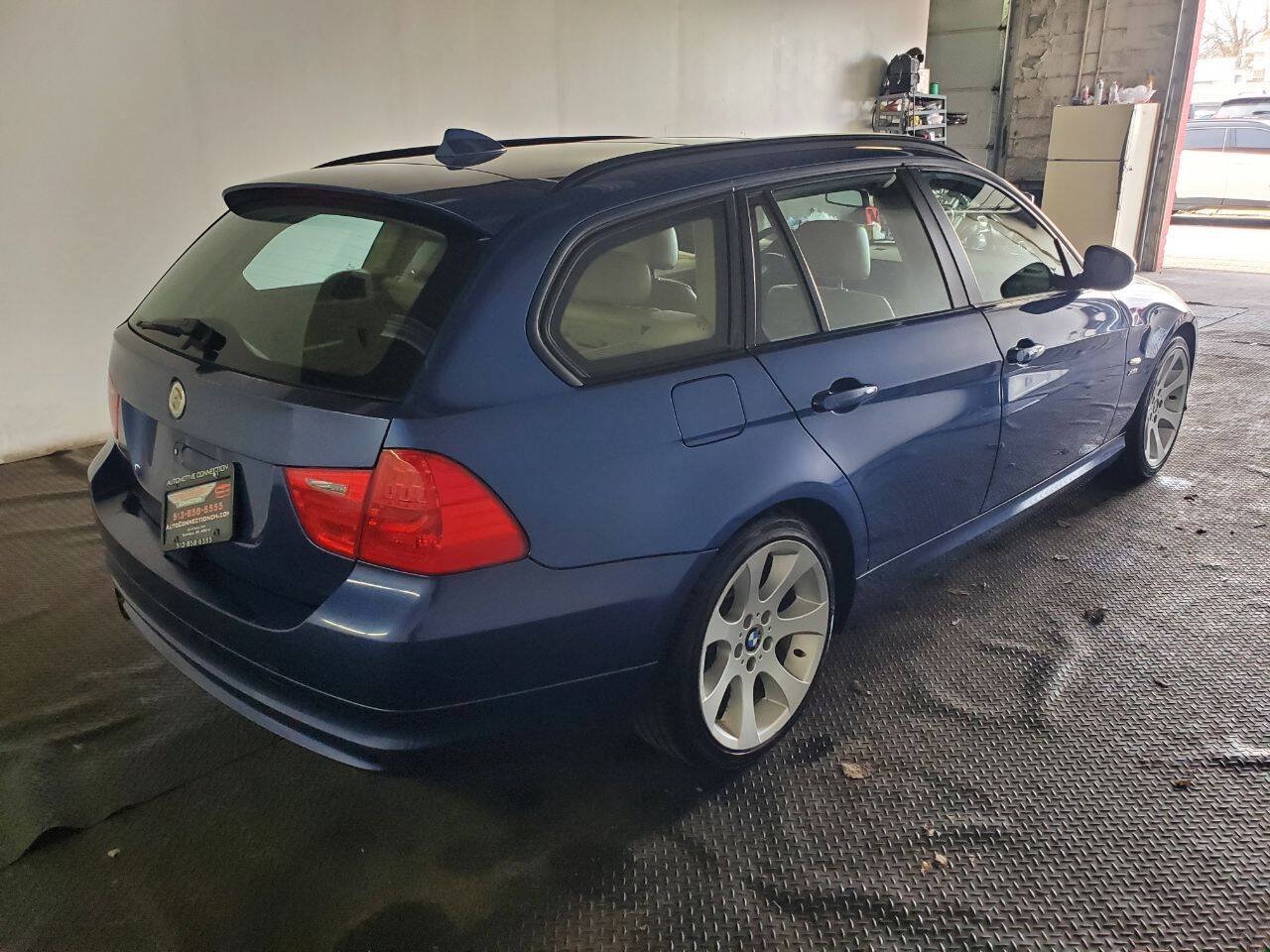 Used 2011 BMW 328i xDrive Wagon AWD/4WD image 7