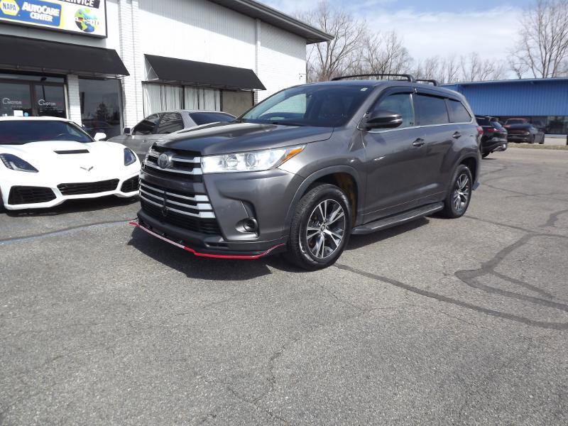 Used 2017 Toyota Highlander LE w/ Carpet Mat Package FWD image 1