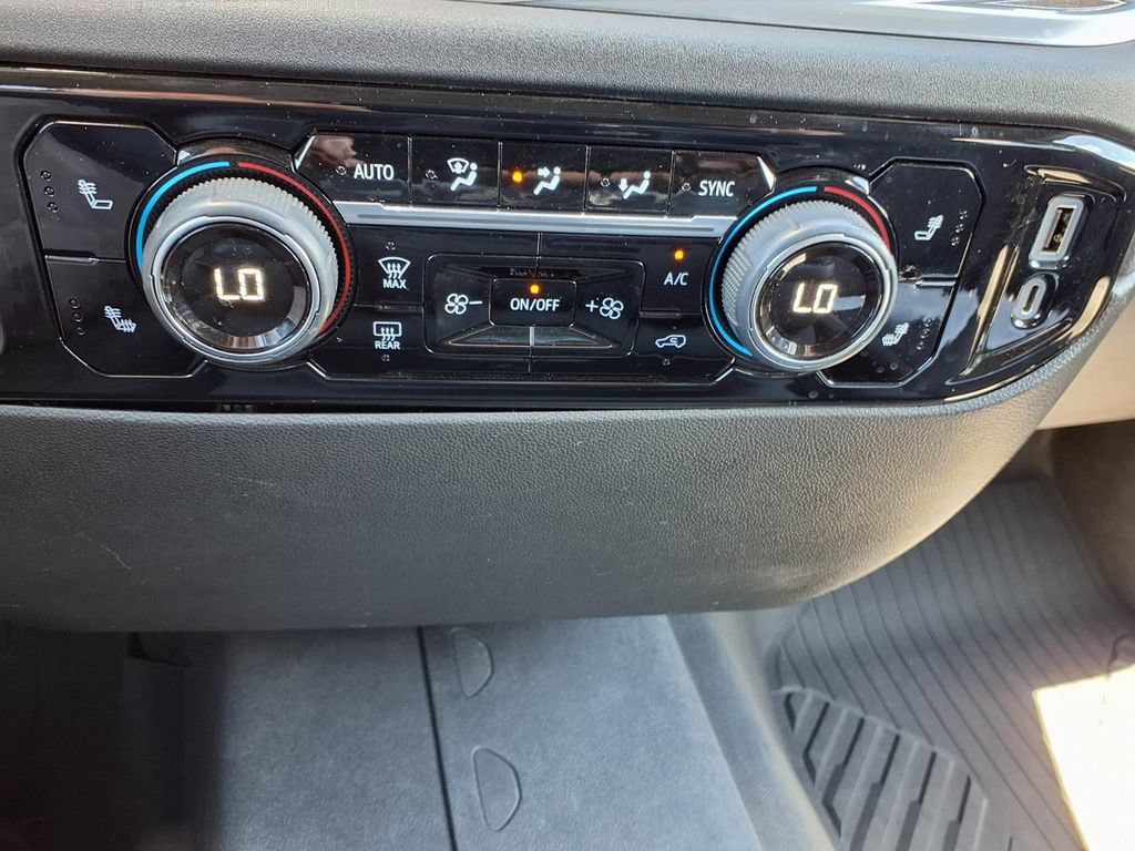 Used 2022 Chevrolet Silverado 1500 LT AWD/4WD image 8