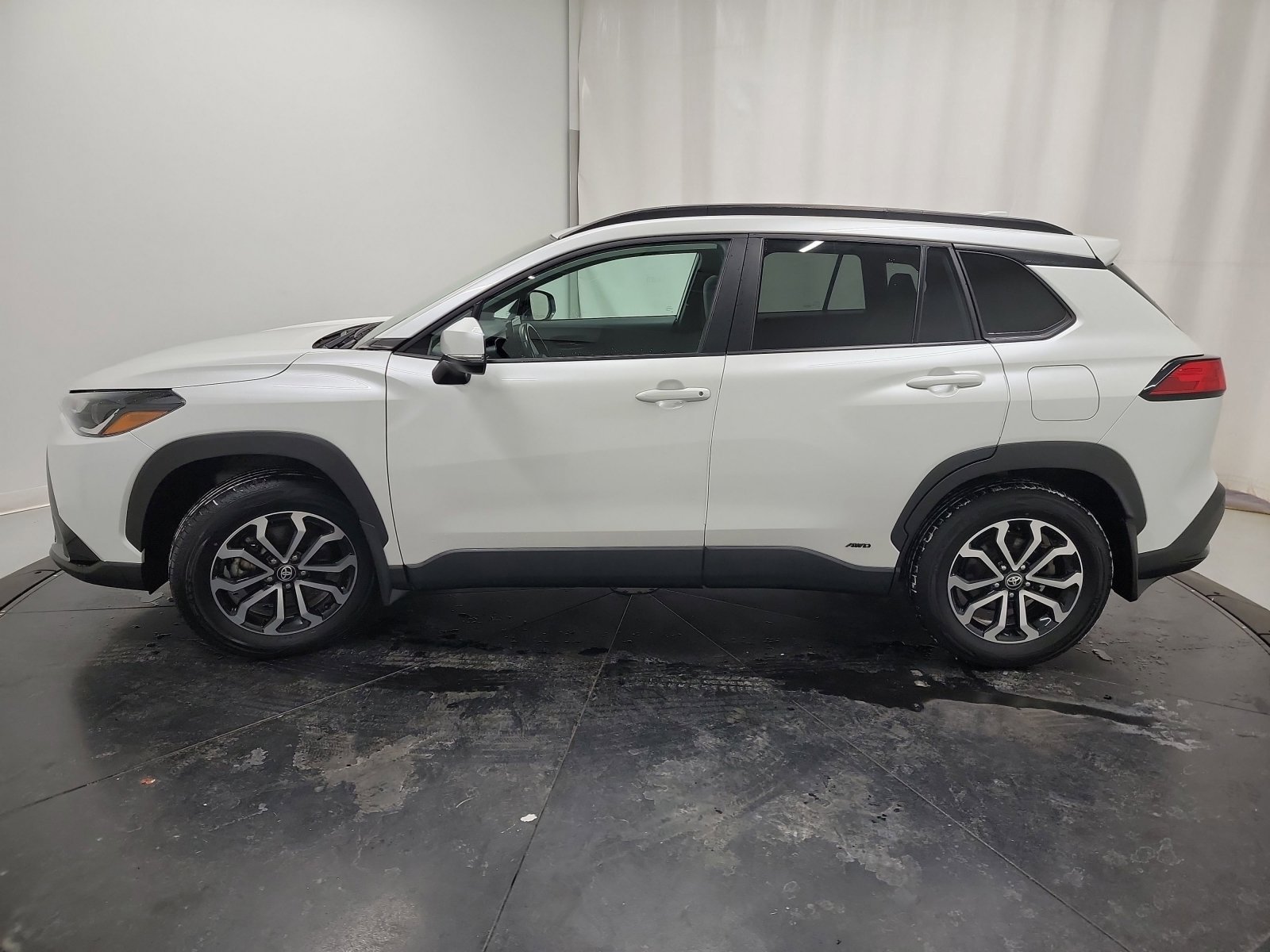 Used 2023 Toyota Corolla Cross SE image 4