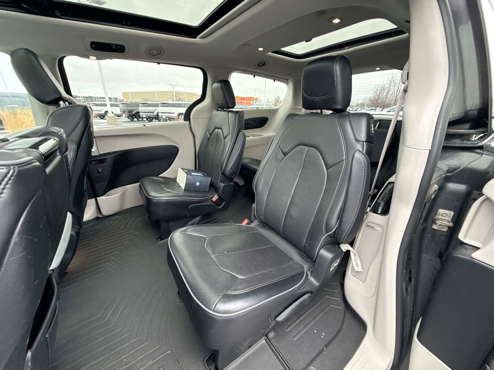 Used 2017 Chrysler Pacifica Limited image 25