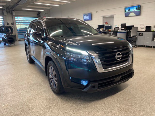 Used 2023 Nissan Pathfinder S AWD/4WD image 3