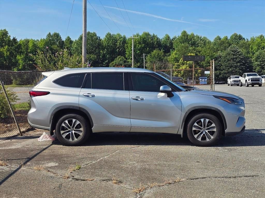 Used 2021 Toyota Highlander XLE AWD/4WD image 14