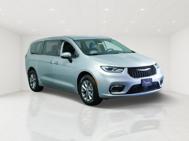 Certified 2023 Chrysler Pacifica Touring-L w/ Uconnect Theater Family Group