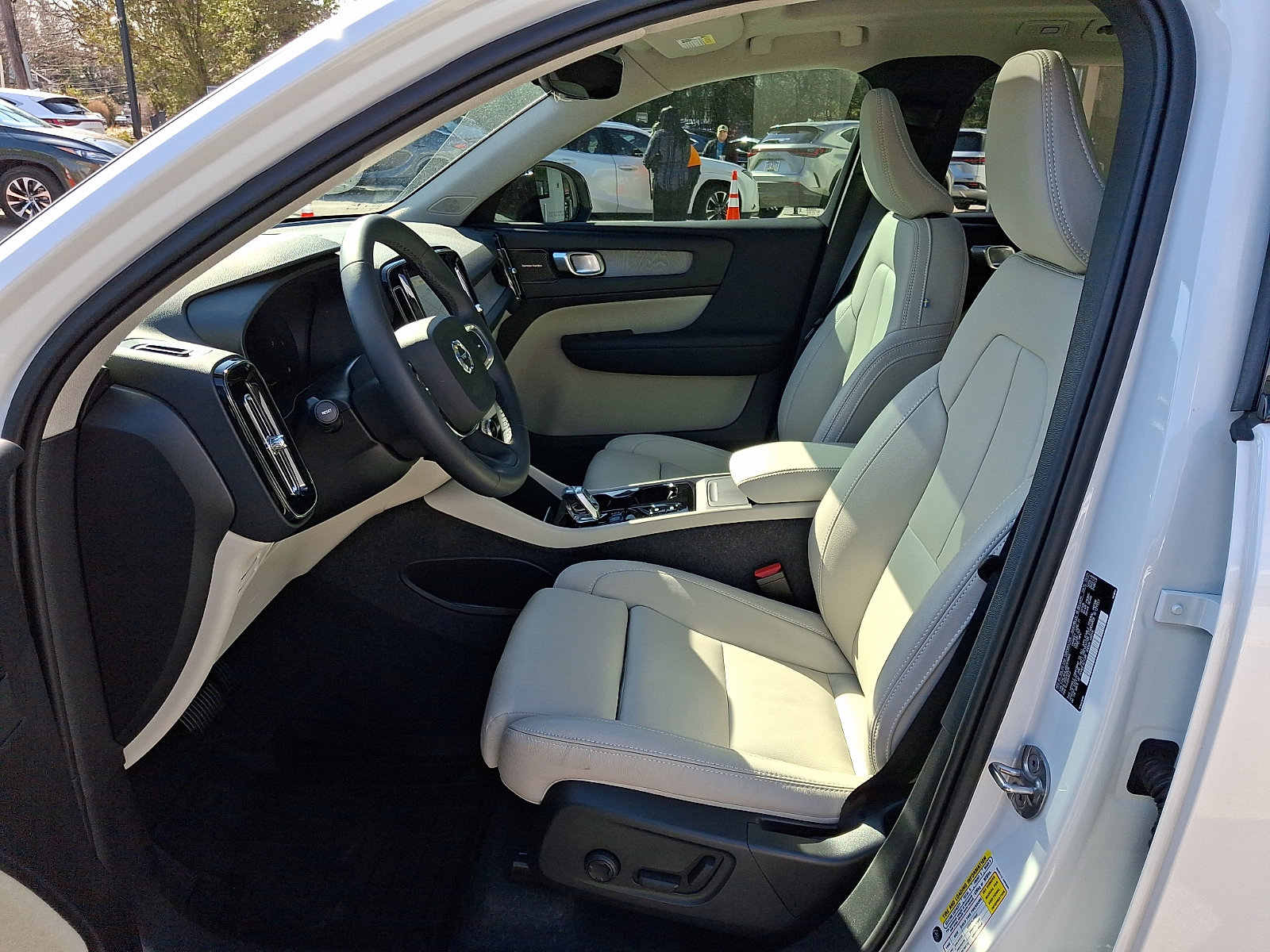 Used 2024 Volvo XC40 B5 Plus w/ Climate Package image 14