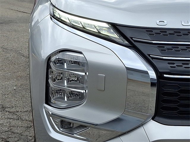 Used 2024 Mitsubishi Outlander SE Black Edition image 9