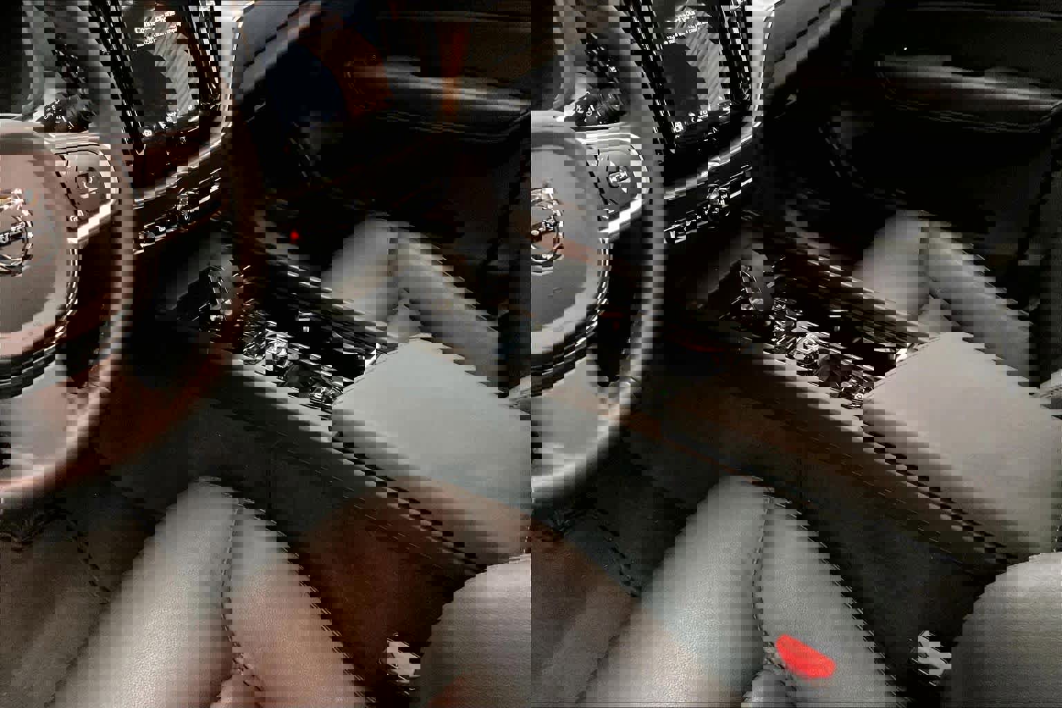 Used 2025 Volvo XC60 B5 Core w/ Protection Package Premier image 19