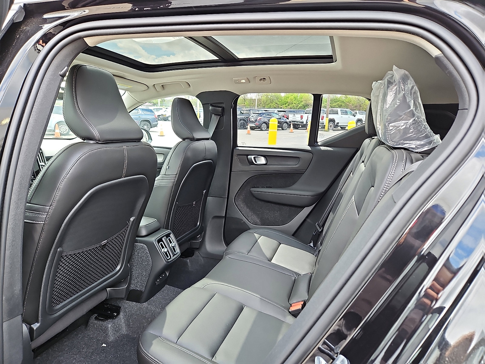New 2026 Volvo XC40 B5 Plus w/ Climate Package AWD/4WD image 8