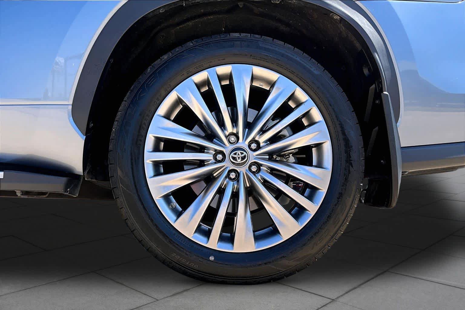 Used 2024 Toyota Highlander Platinum FWD image 11