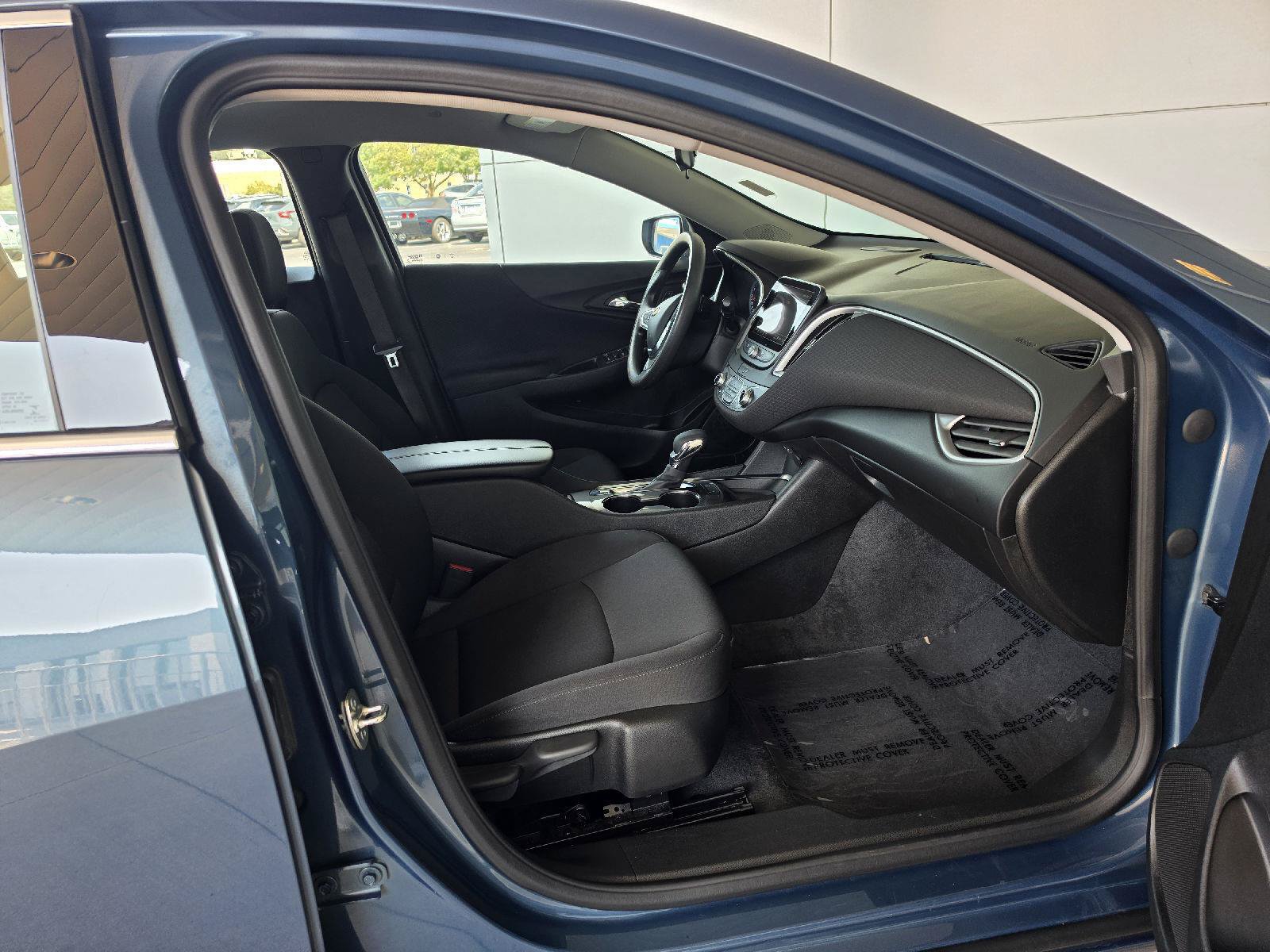 Used 2025 Chevrolet Malibu LT FWD image 9