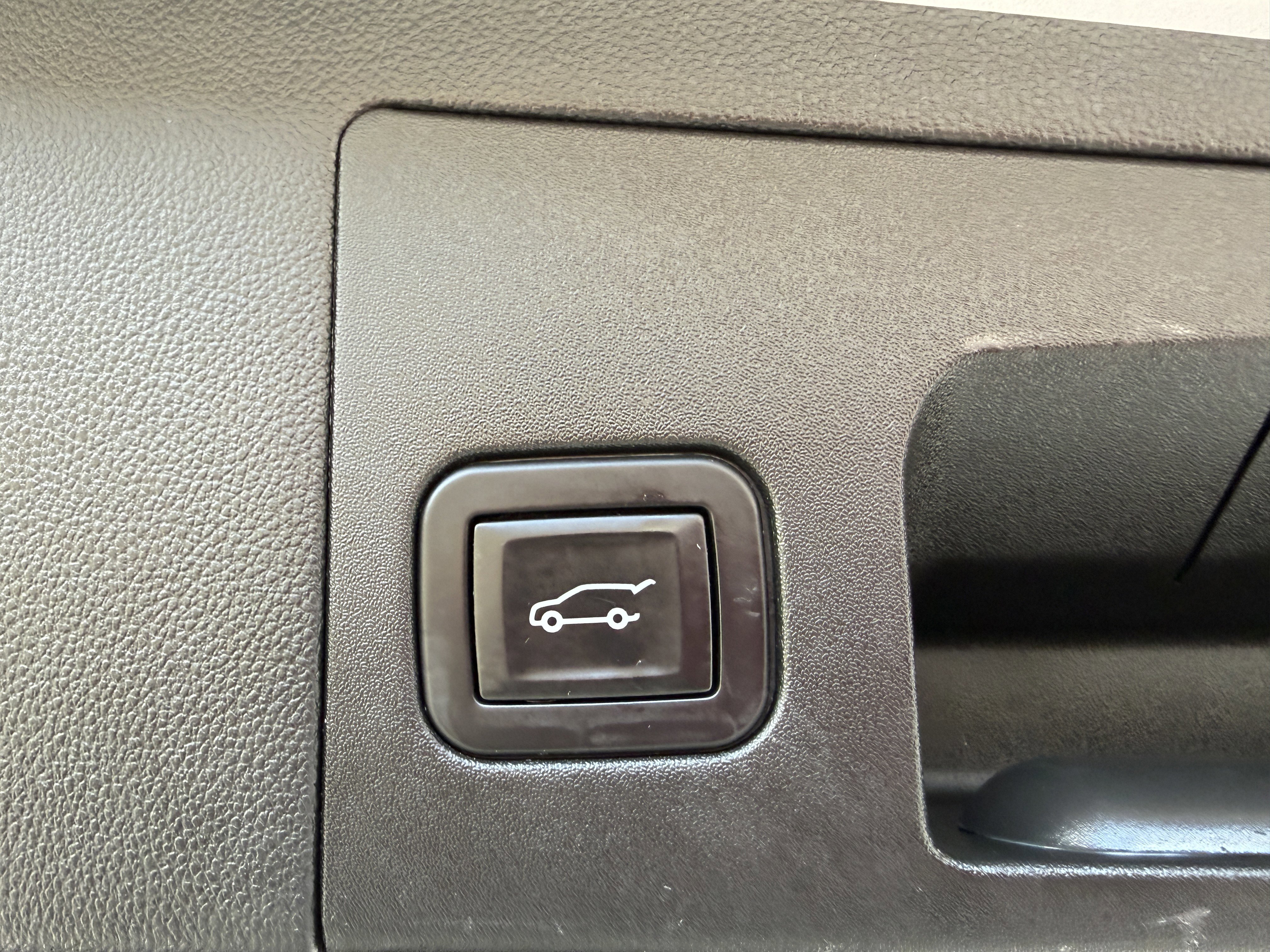 Used 2017 Cadillac XT5 Luxury w/ Driver Awareness Package image 19