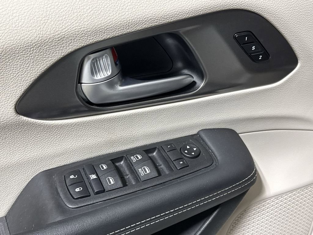Used 2024 Chrysler Pacifica Touring-L image 20