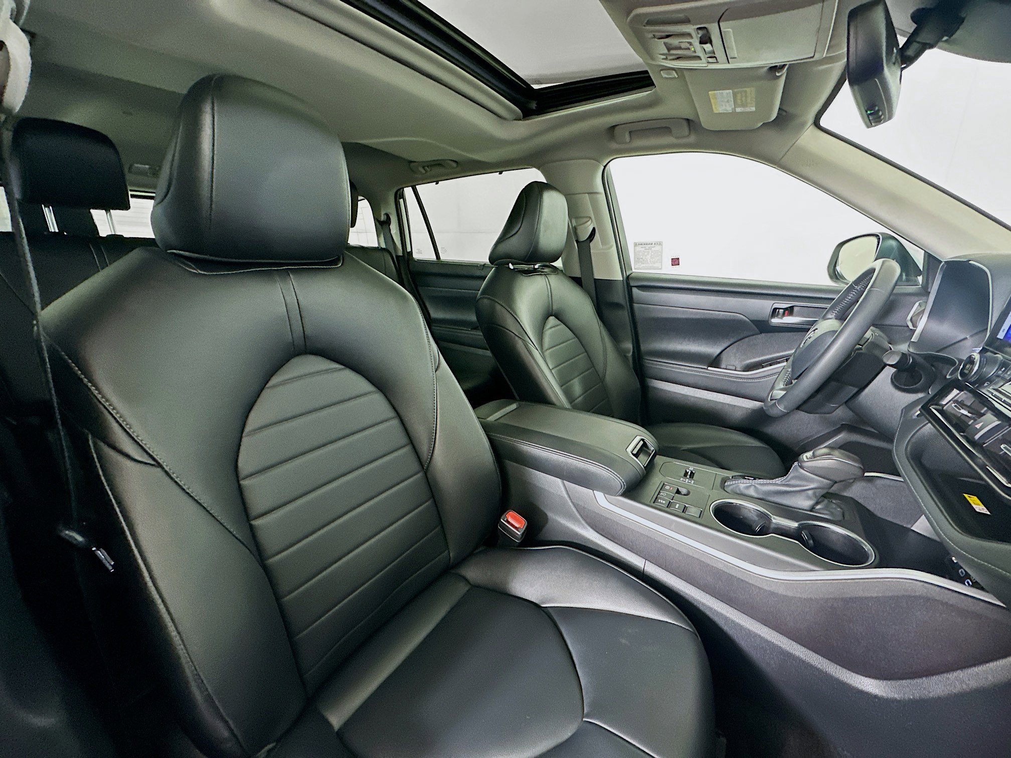 Used 2024 Toyota Highlander XLE image 34