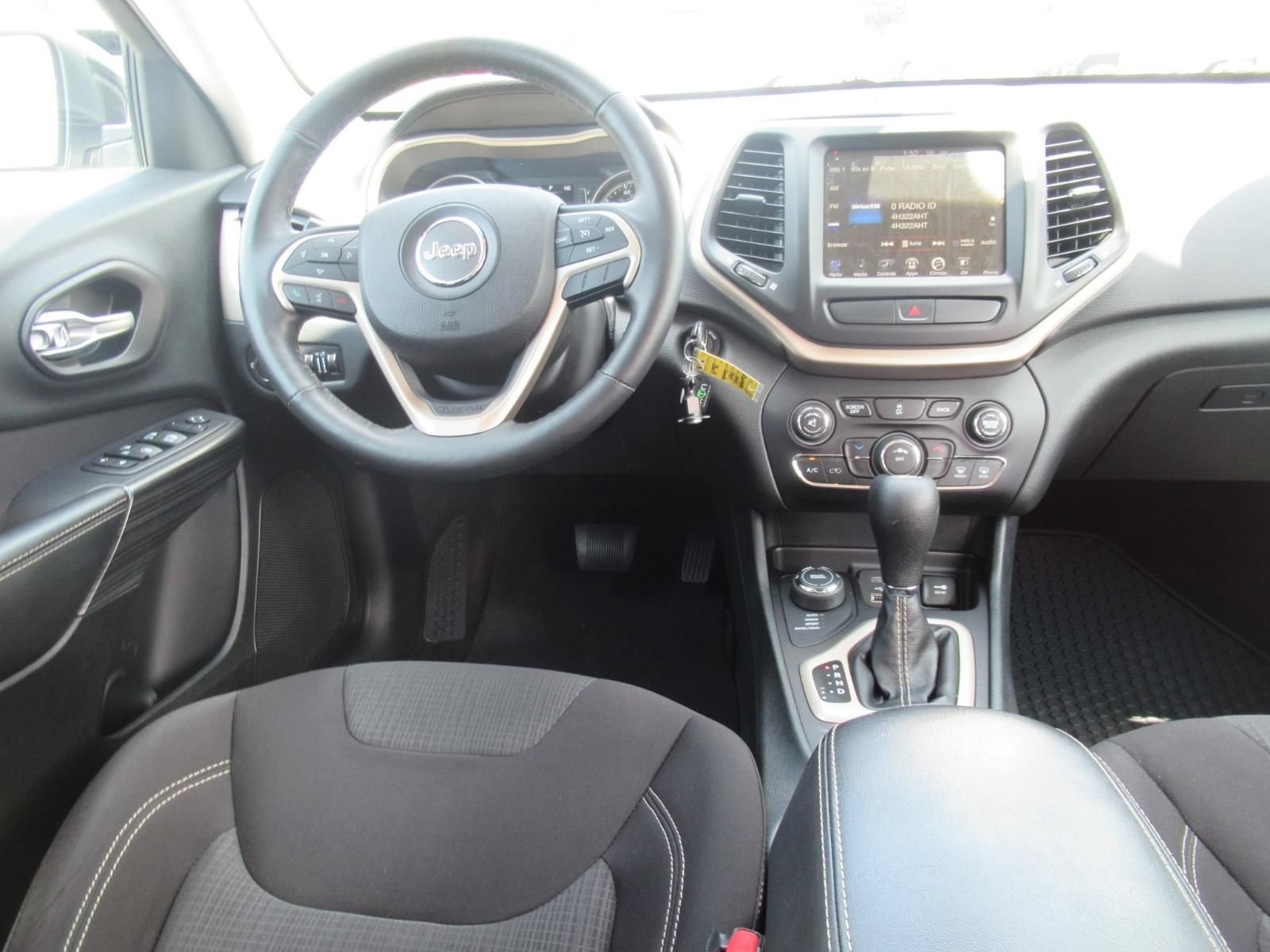 Used 2015 Jeep Cherokee Latitude w/ Cold Weather Group AWD/4WD image 13