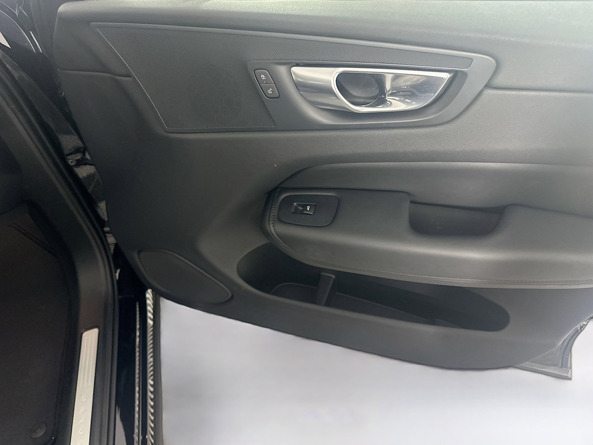 Used 2025 Volvo XC60 B5 Plus image 32