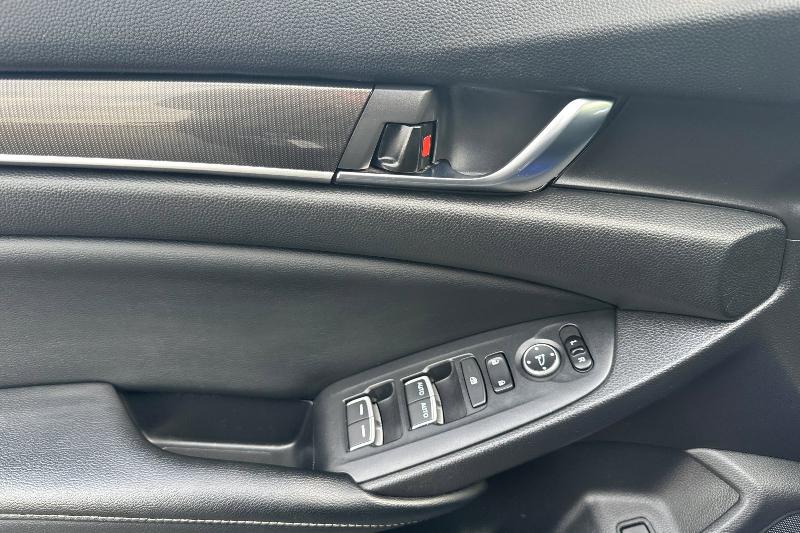 Used 2018 Honda Accord Sport image 12