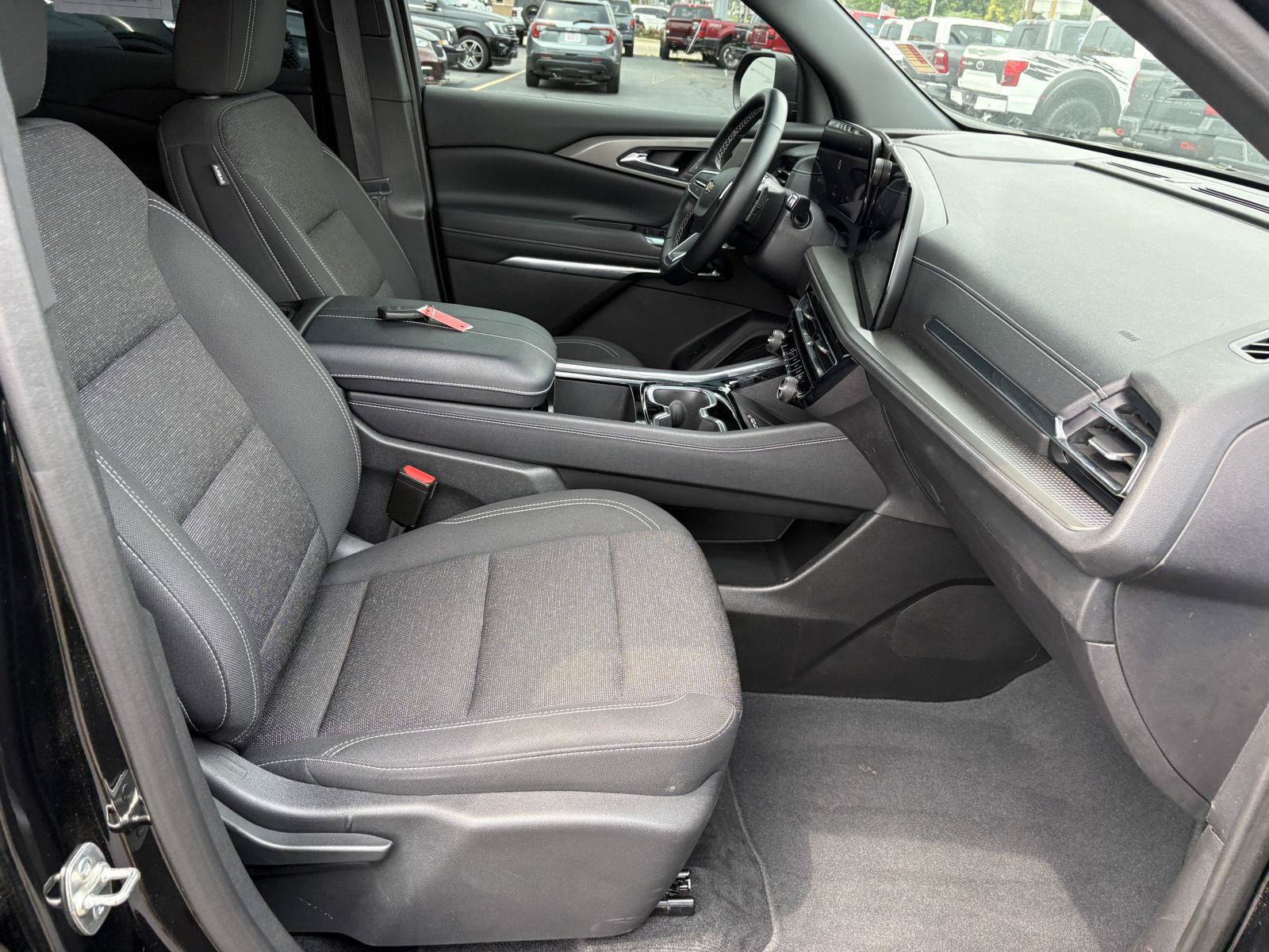Used 2025 Chevrolet Traverse LT FWD image 20