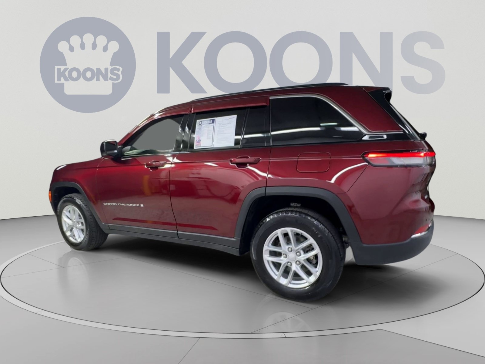 Used 2025 Jeep Grand Cherokee Laredo AWD/4WD image 8