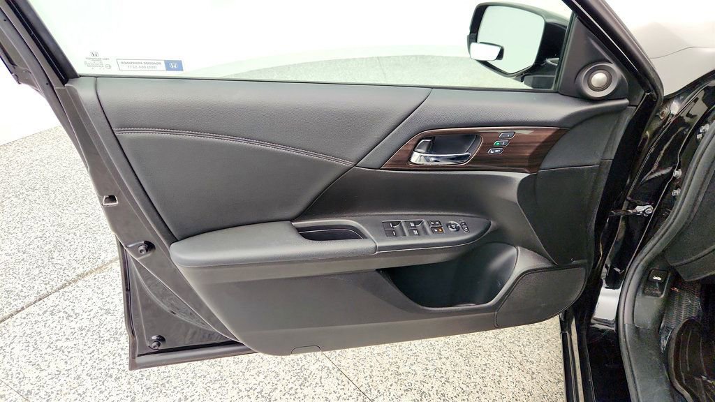 Used 2017 Honda Accord EX-L image 11