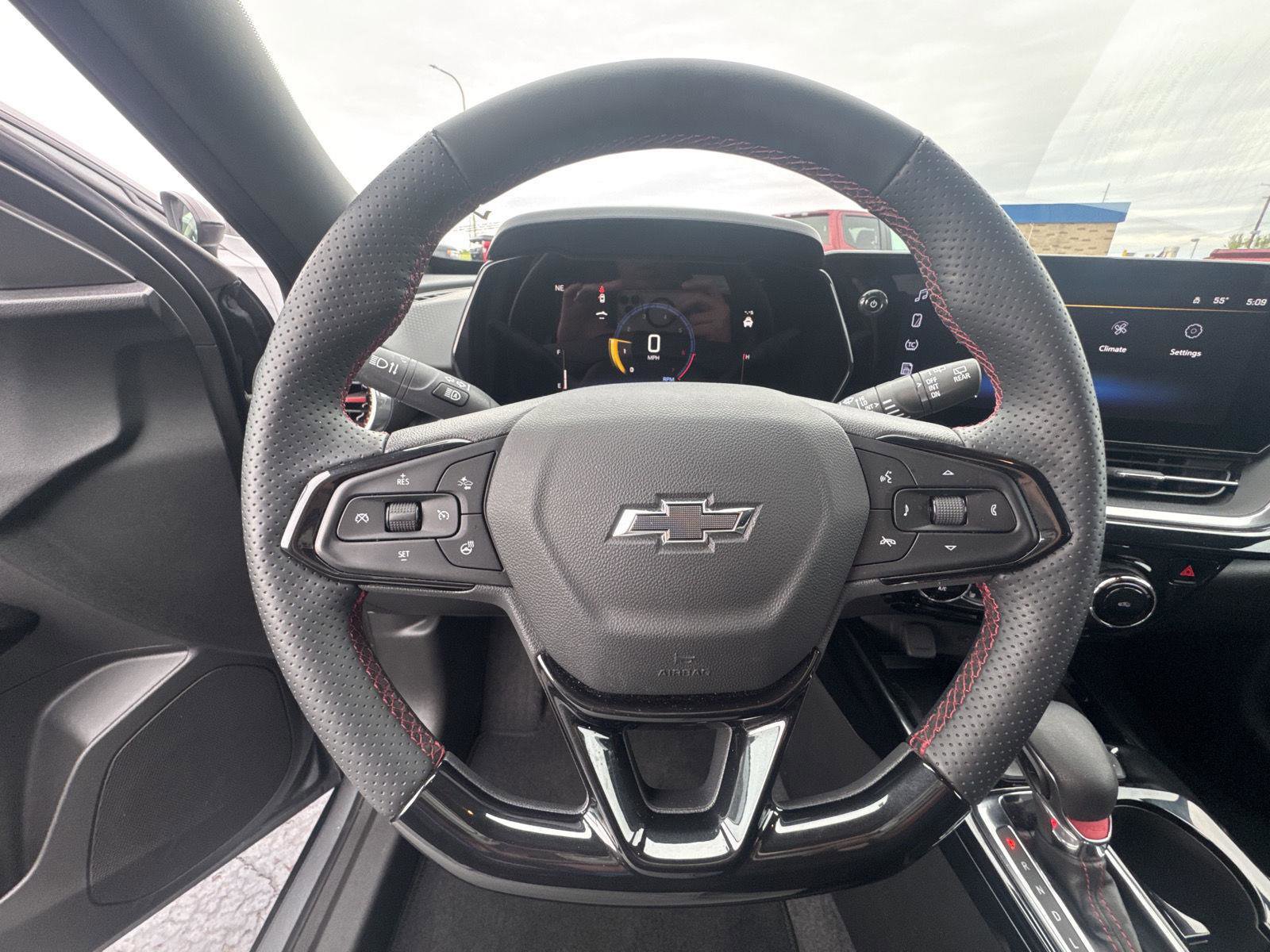 Used 2025 Chevrolet Trax RS w/ Sunroof Package FWD image 18