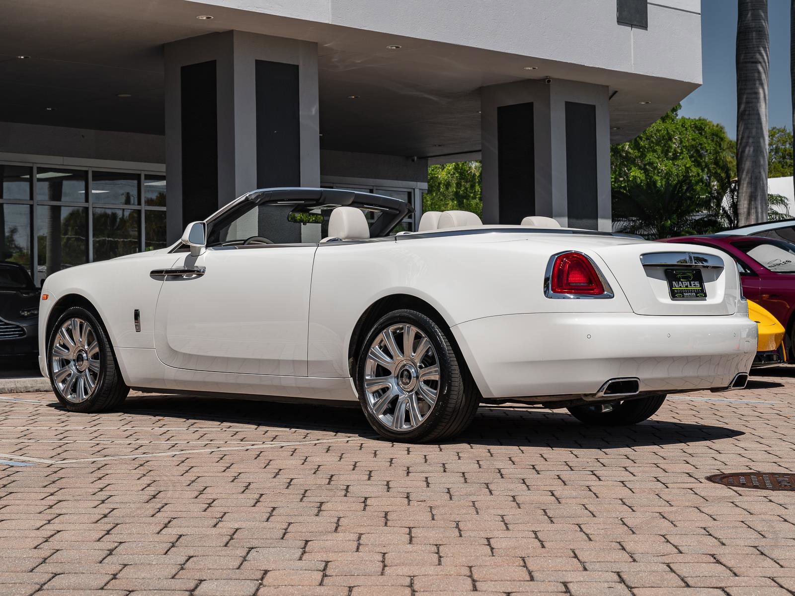 Used 2017 Rolls-Royce Dawn image 36