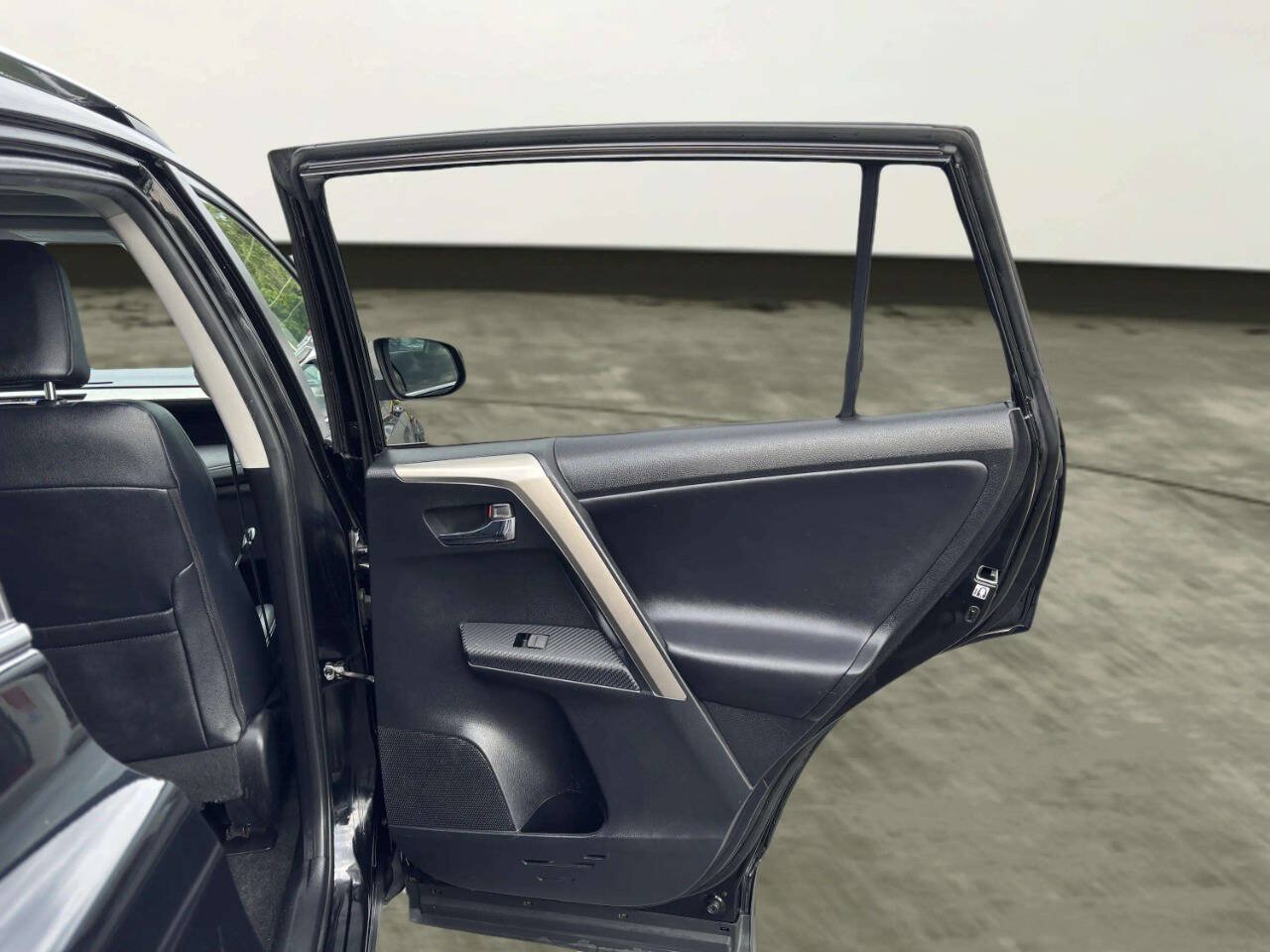 Used 2015 Toyota RAV4 Limited AWD/4WD image 18