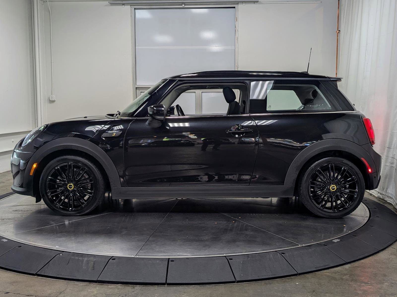 Used 2024 MINI Cooper SE image 5