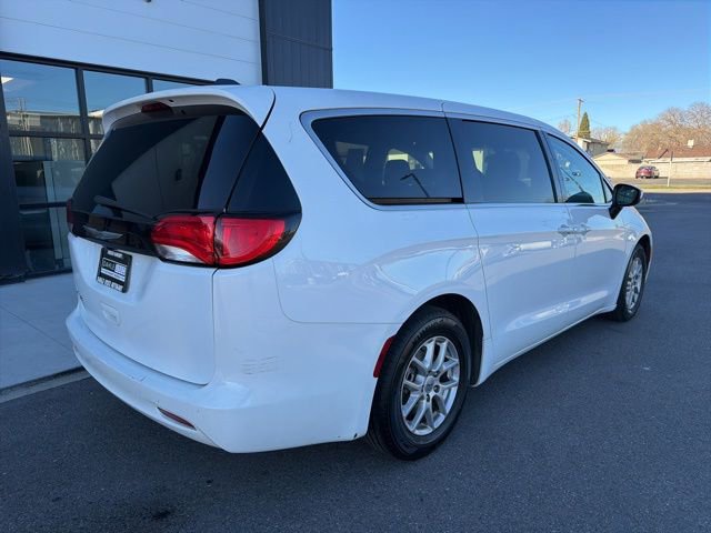 Used 2022 Chrysler Voyager LX image 10