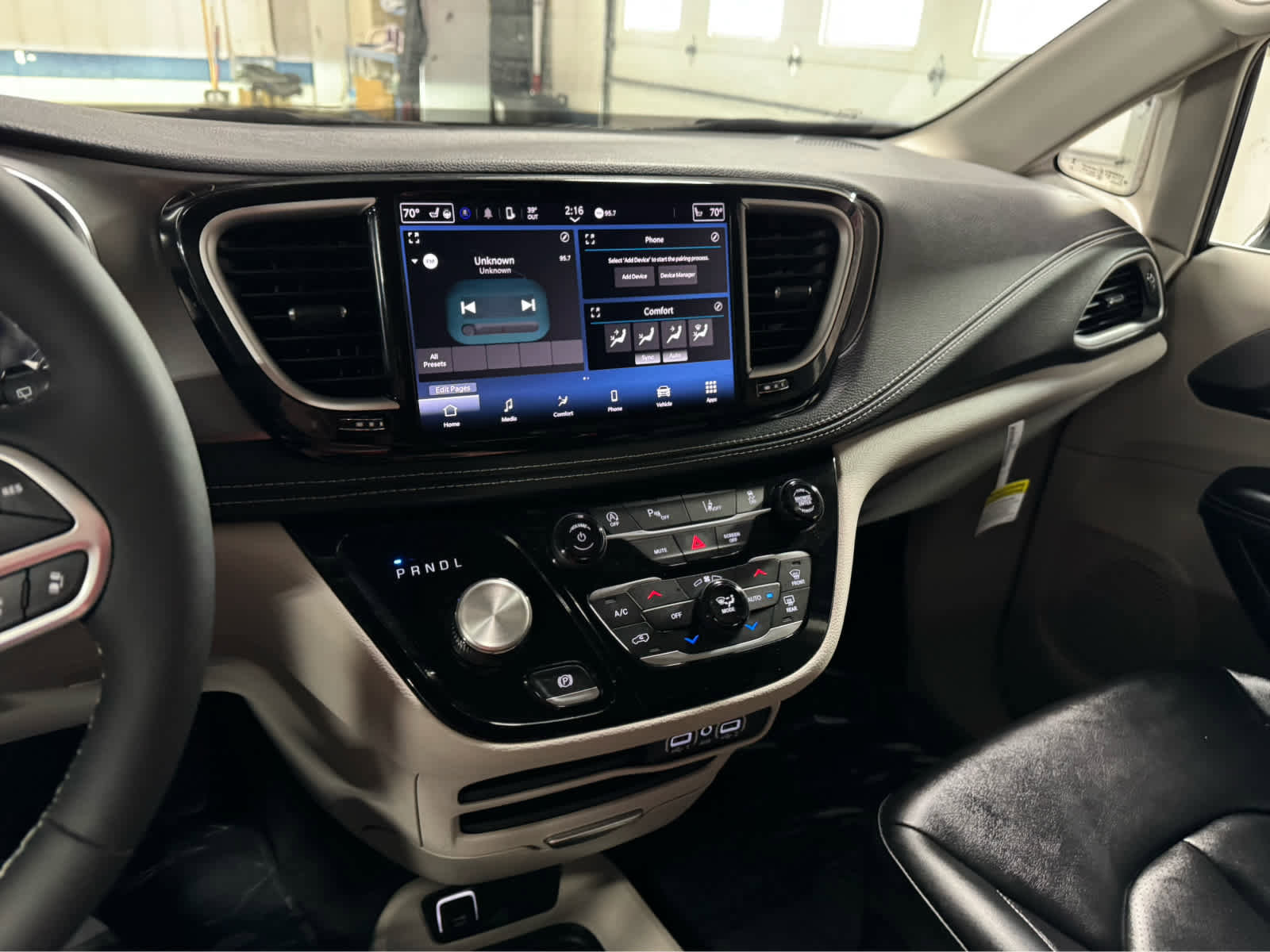 Used 2024 Chrysler Pacifica Touring-L image 18