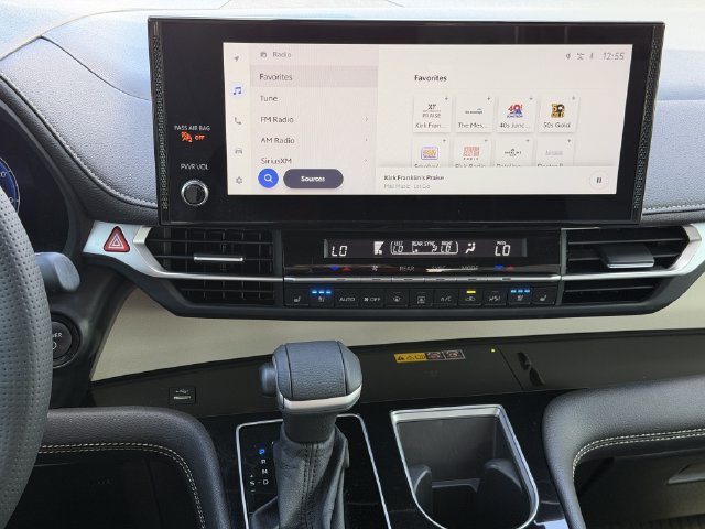 Used 2025 Toyota Sienna Platinum FWD image 16