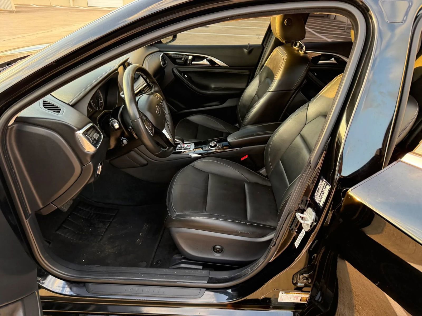 Used 2018 INFINITI QX30 w/ Cargo Package FWD image 12