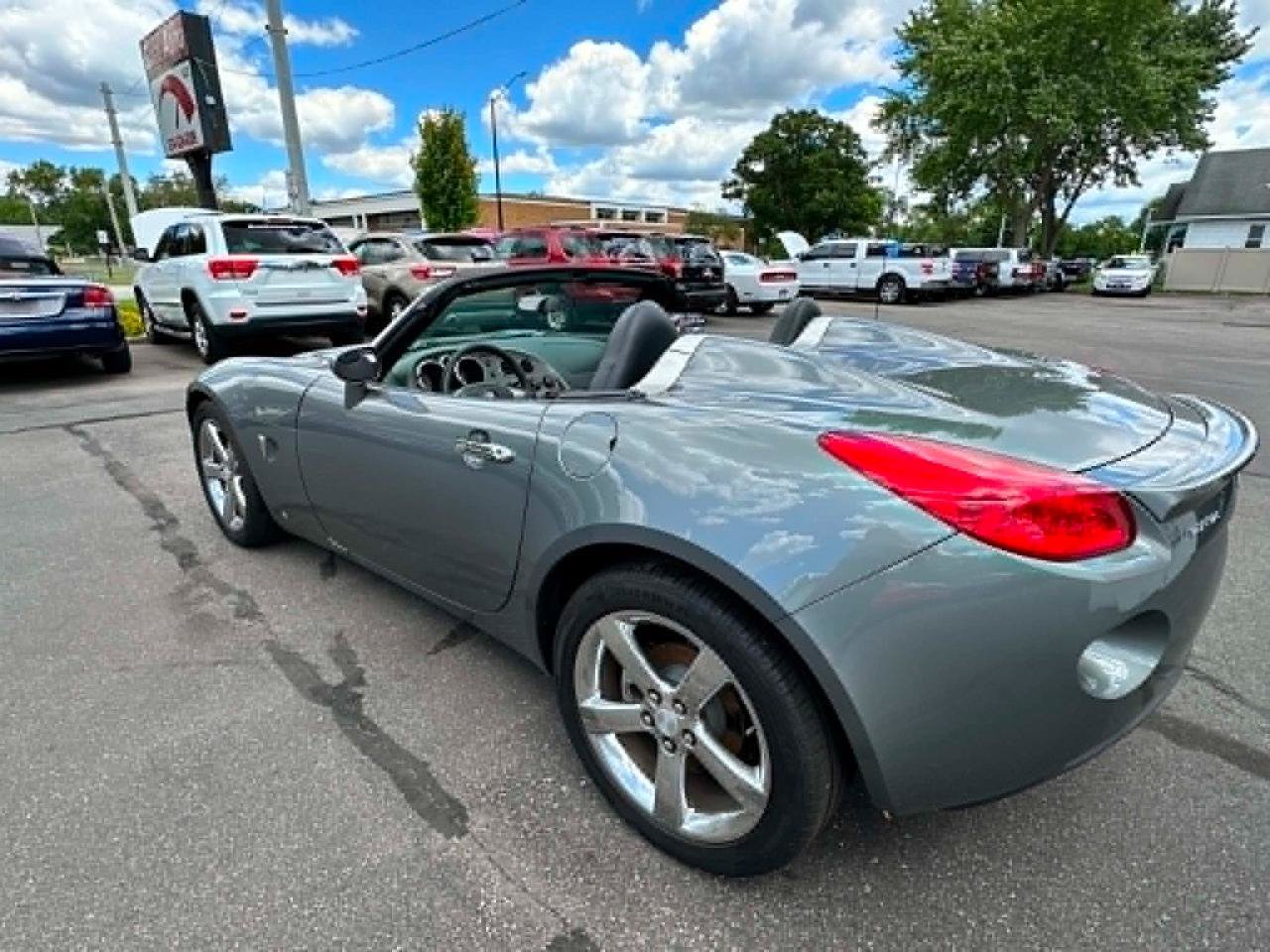 Used 2007 Pontiac Solstice Convertible w/ Preferred Package RWD image 4