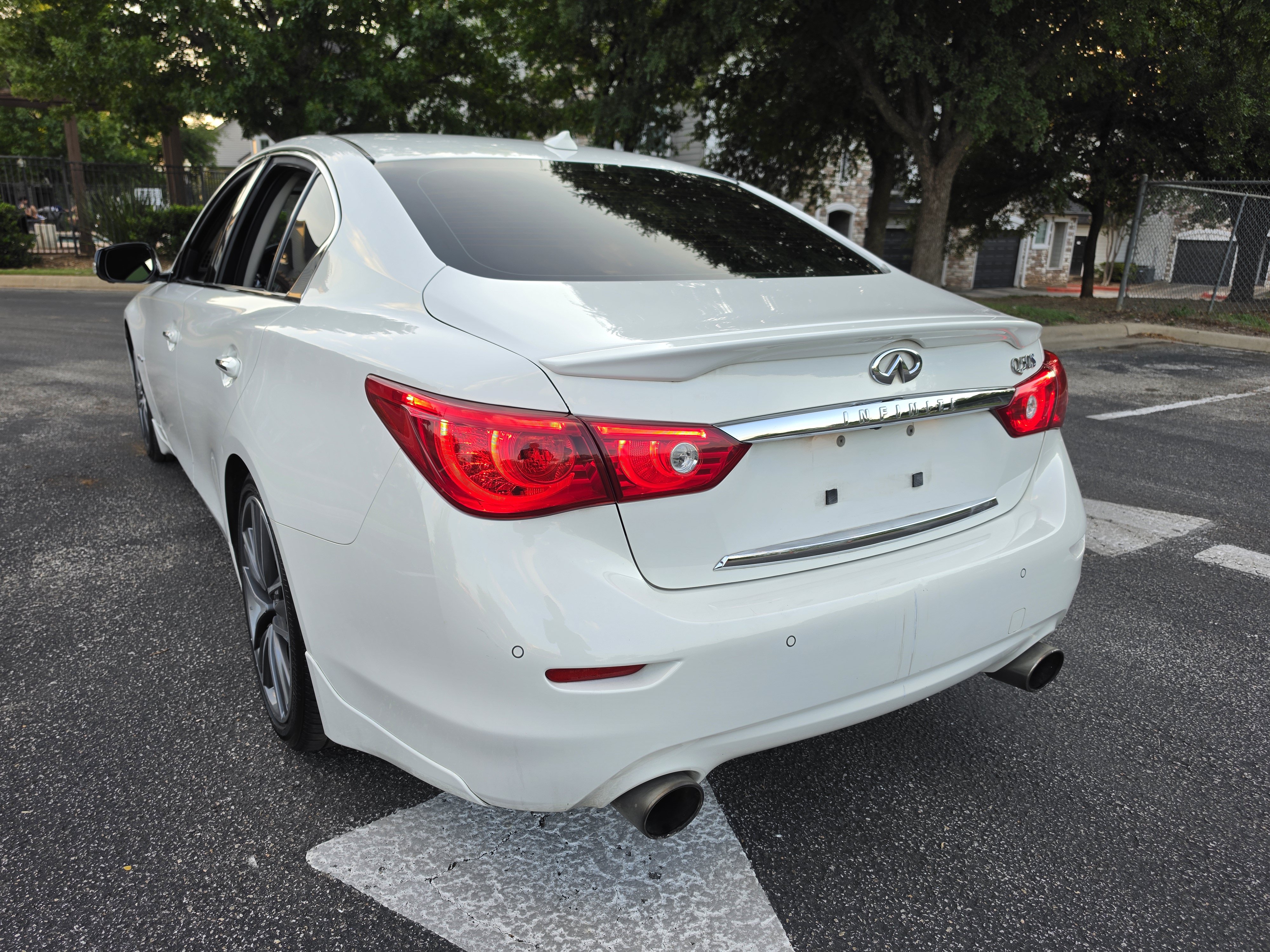 Used 2014 INFINITI Q50 Hybrid w/ Deluxe Technology Package RWD image 5