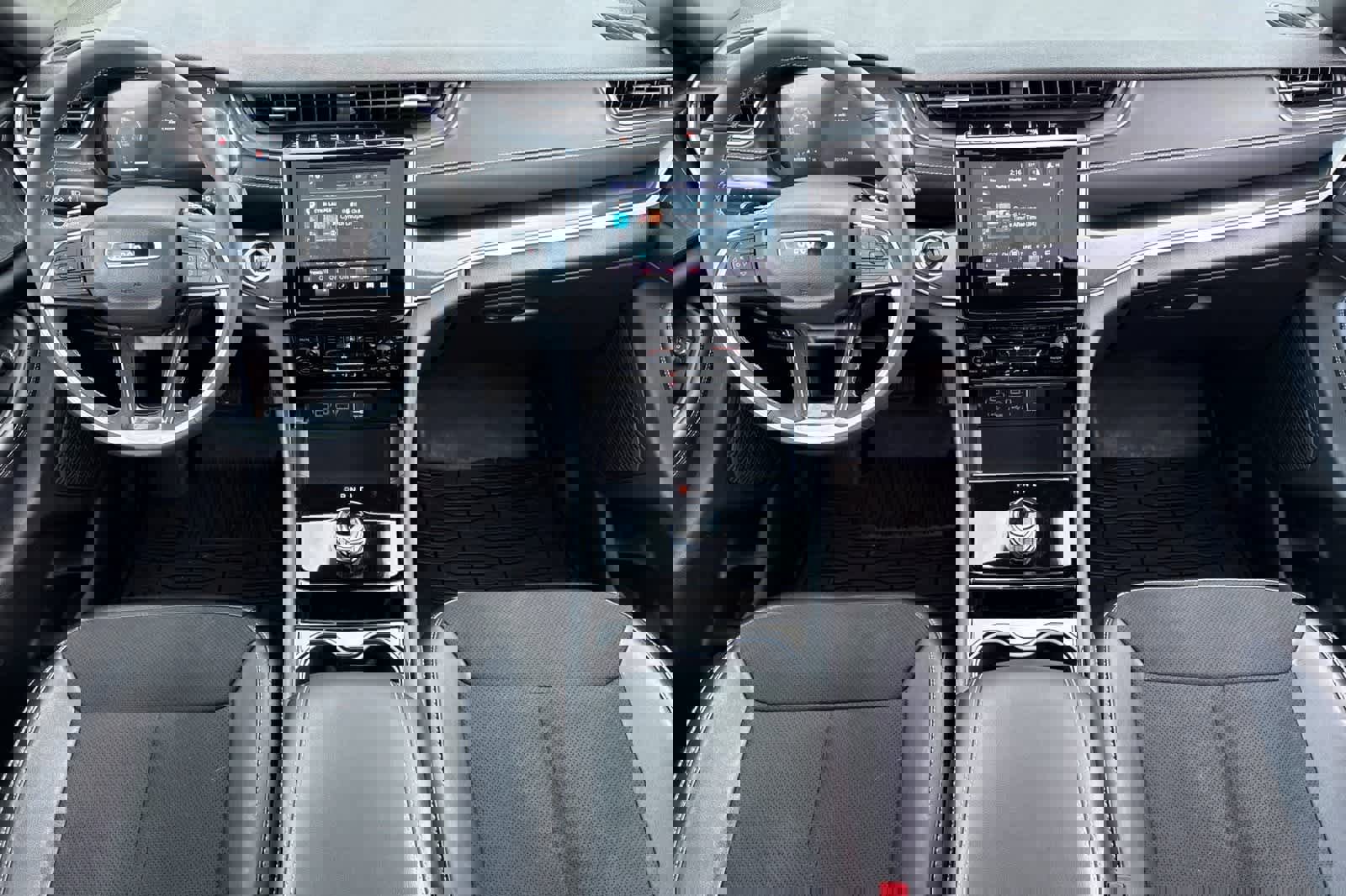 Used 2023 Jeep Grand Cherokee Altitude image 3