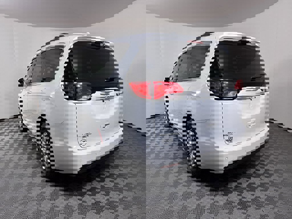 Used 2017 Chrysler Pacifica Touring-L image 20