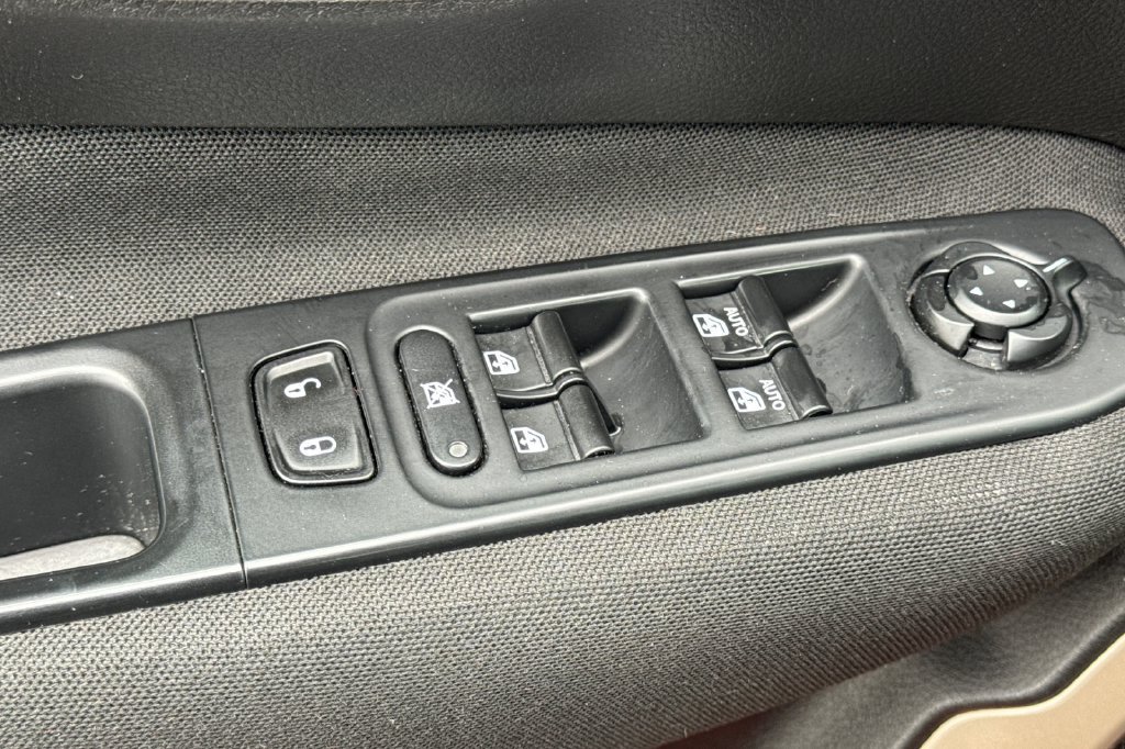 Used 2015 Jeep Renegade Latitude w/ Cold Weather Group II AWD/4WD image 14