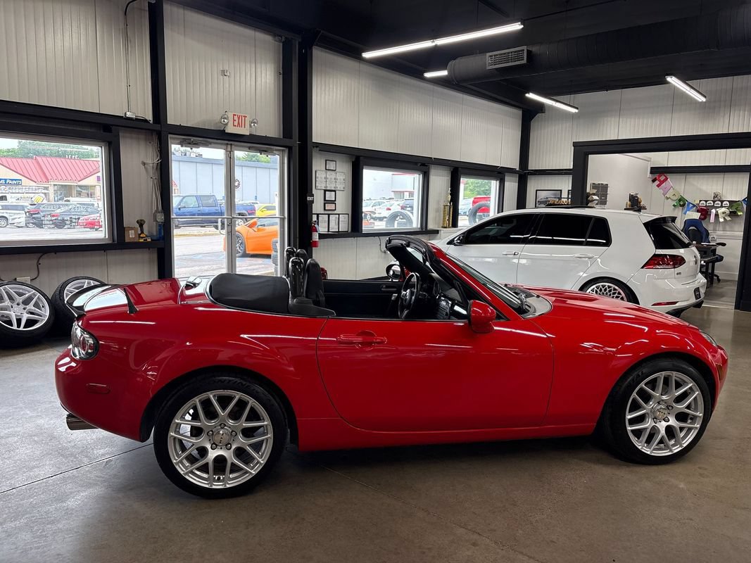 Used 2006 MAZDA MX-5 Miata Grand Touring RWD image 18