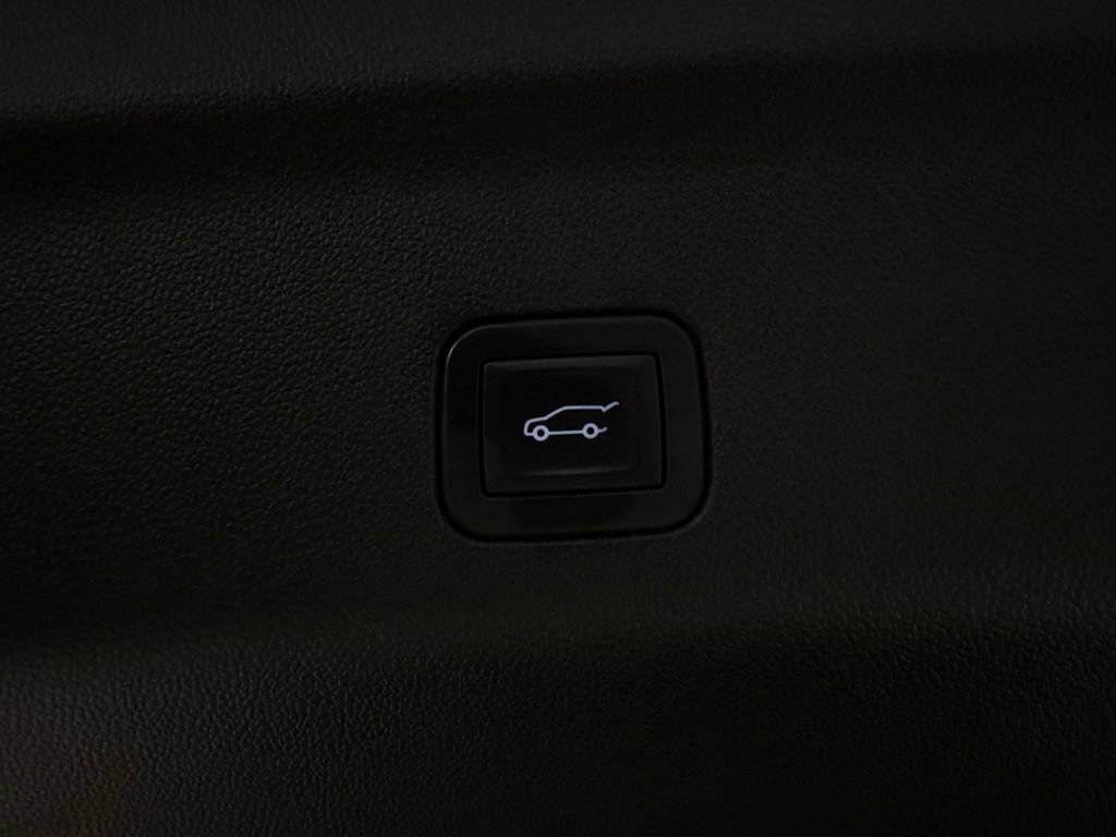 Used 2025 GMC Yukon XL Denali image 31