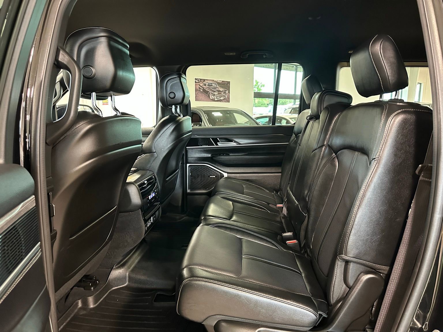 Used 2023 Jeep Wagoneer Series III w/ Preferred Equipment Group image 43