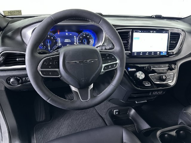 Used 2025 Chrysler Voyager LX FWD image 21