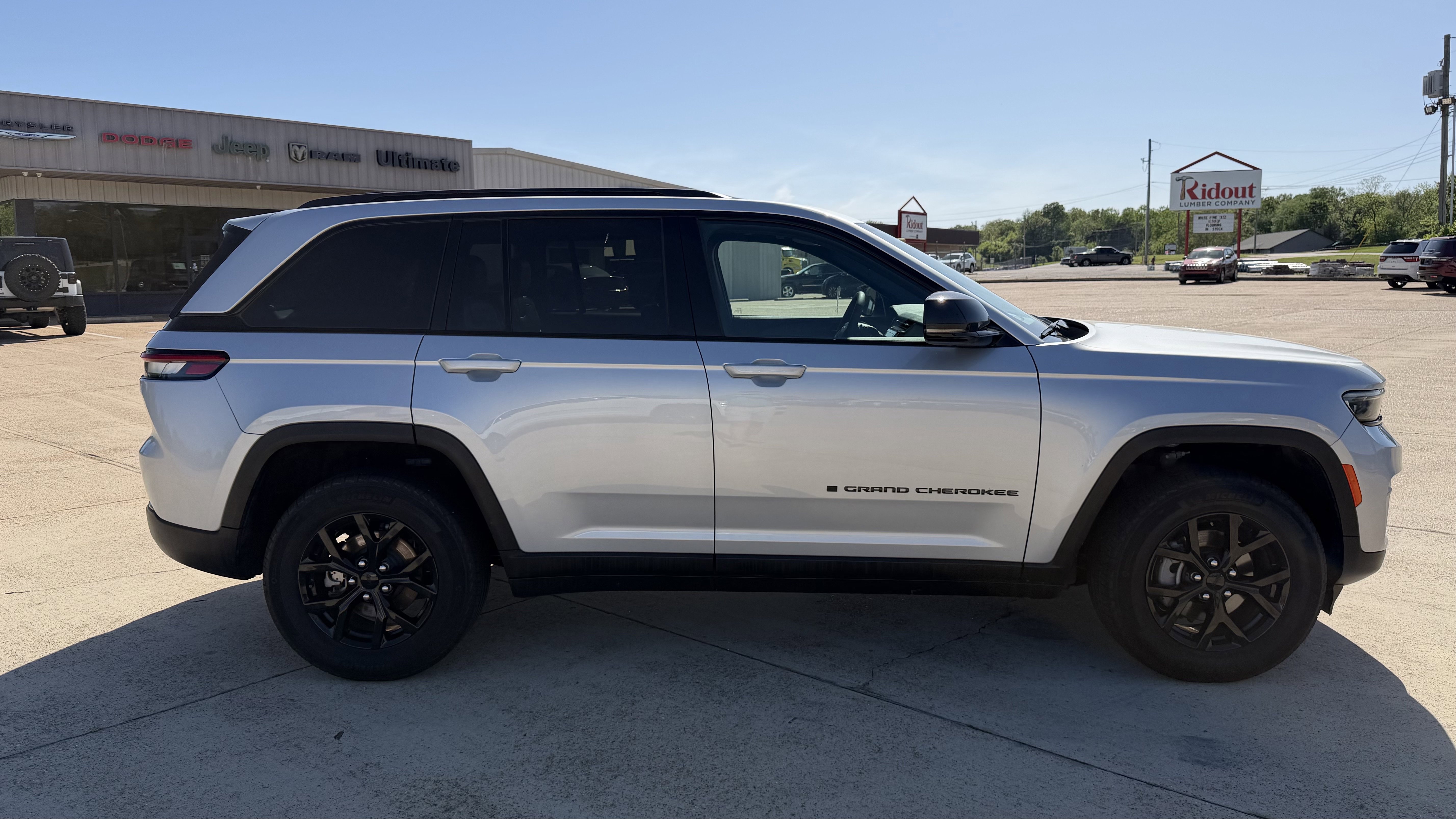 Used 2025 Jeep Grand Cherokee Altitude AWD/4WD image 9