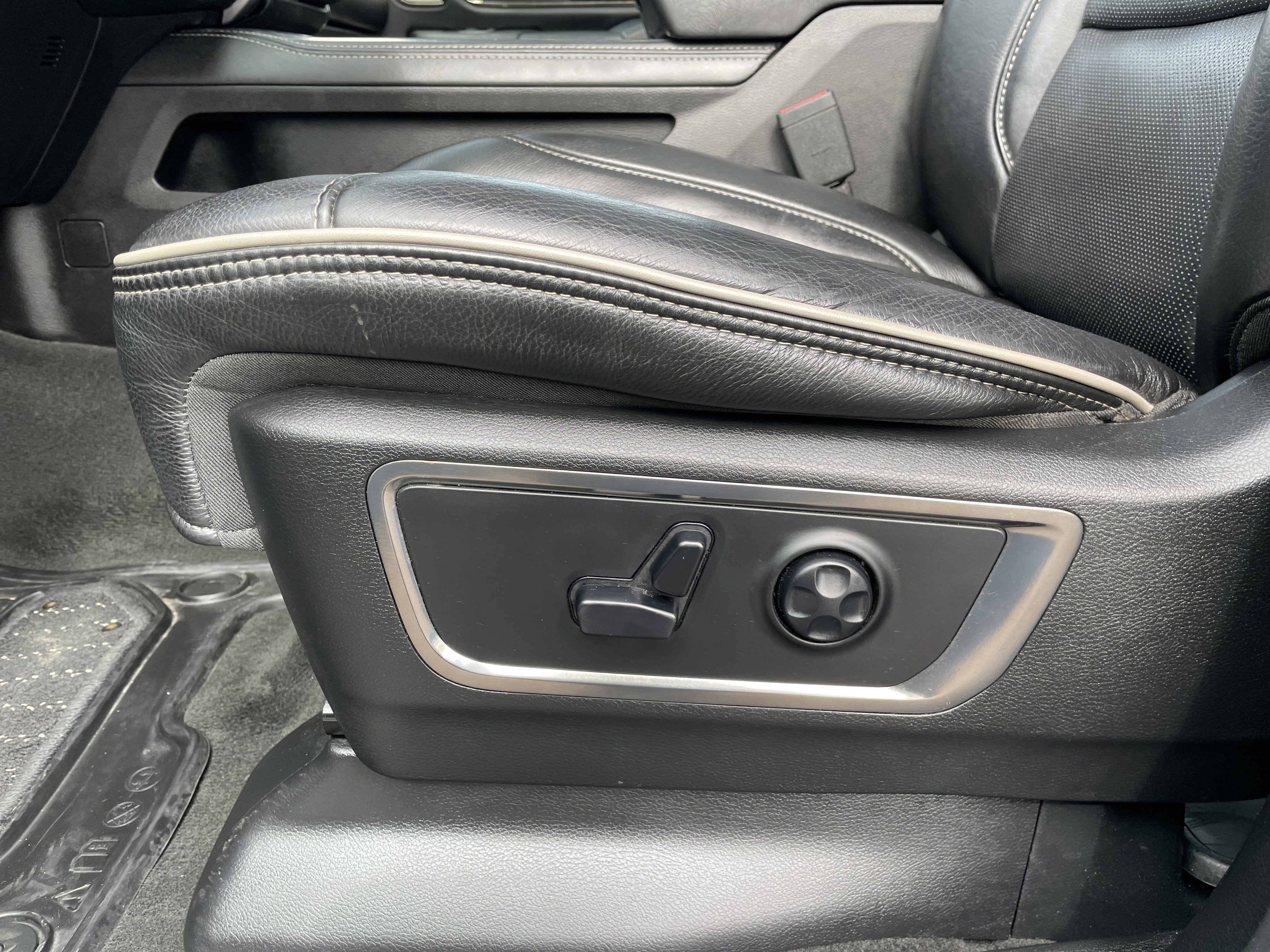 Used 2020 RAM 1500 Limited w/ Black Appearance Package image 39