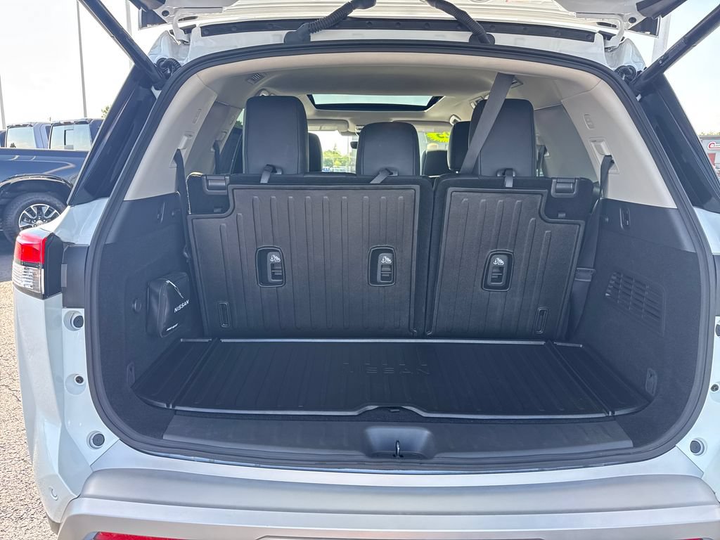 Used 2025 Nissan Pathfinder Platinum FWD image 28