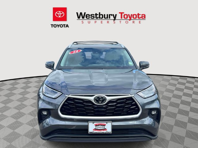 Used 2024 Toyota Highlander XLE AWD/4WD image 3