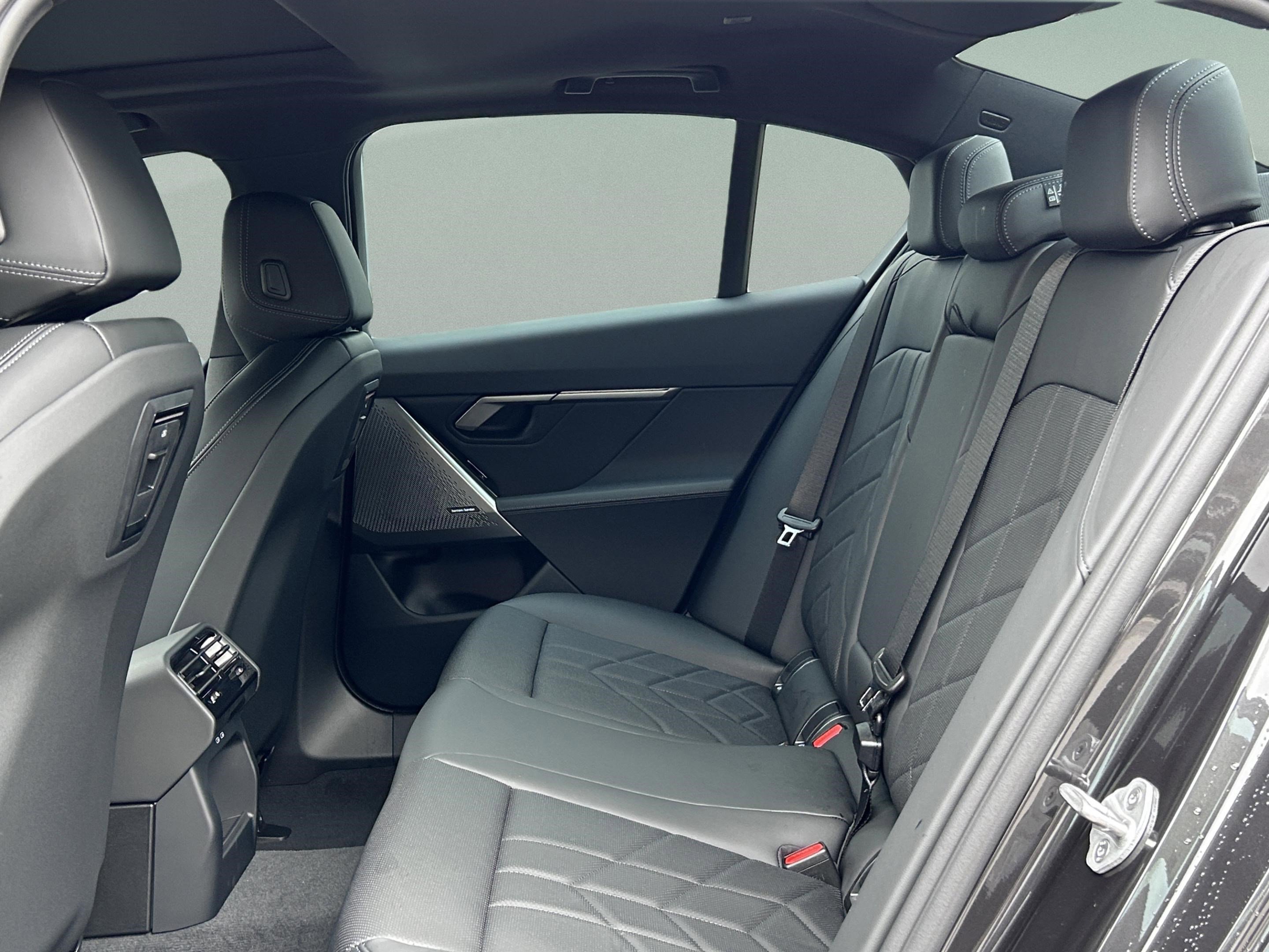 Used 2026 BMW i5 eDrive40 w/ M Sport Package image 30